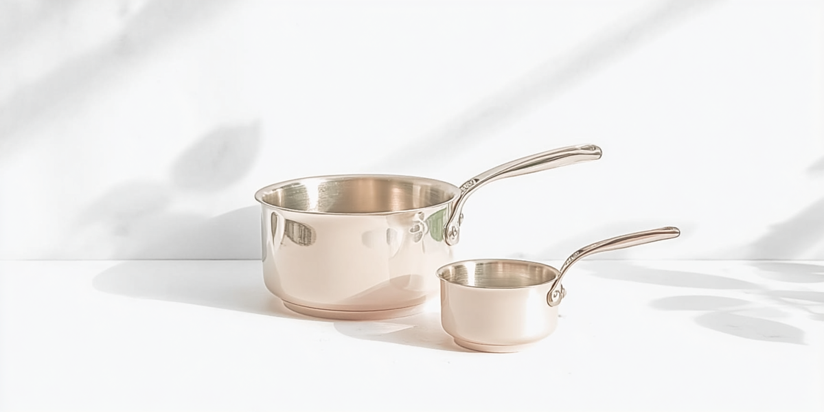 Casseroles en inox de différentes tailles avec manches longs