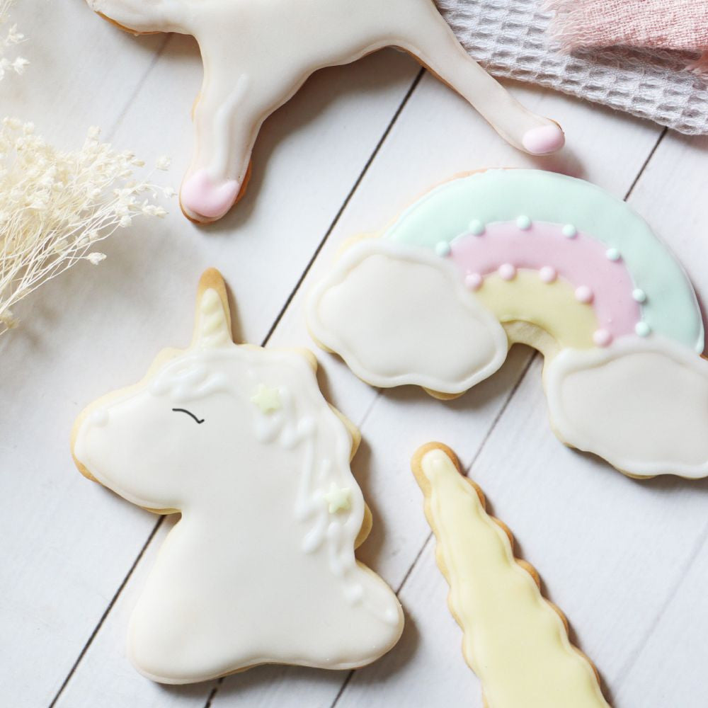 Biscuits licorne et arc-en-ciel décorés au glaçage royal