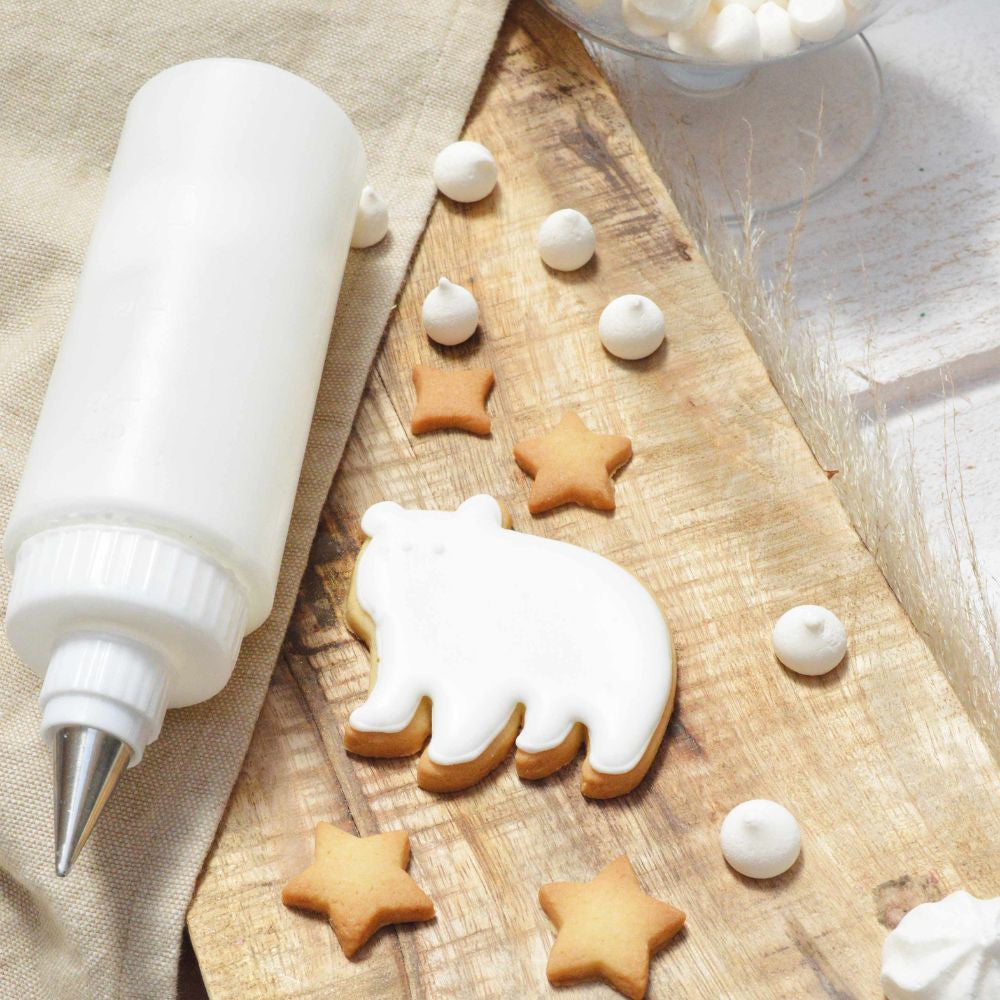 Biscuits décorés au glaçage royal blanc avec poche à douille