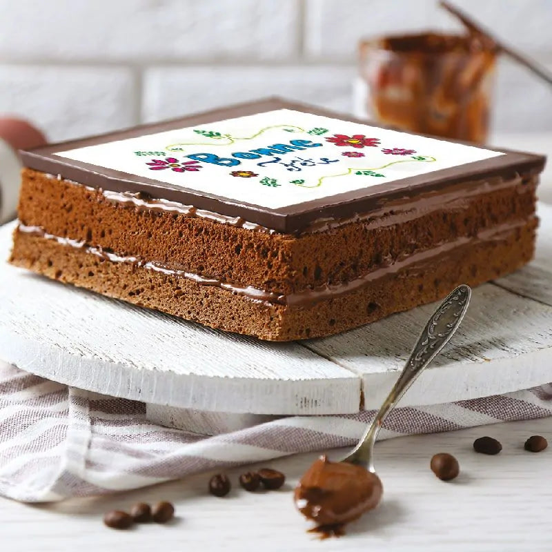 Gâteau au chocolat décoré avec une feuille azyme alimentaire imprimée personnalisée