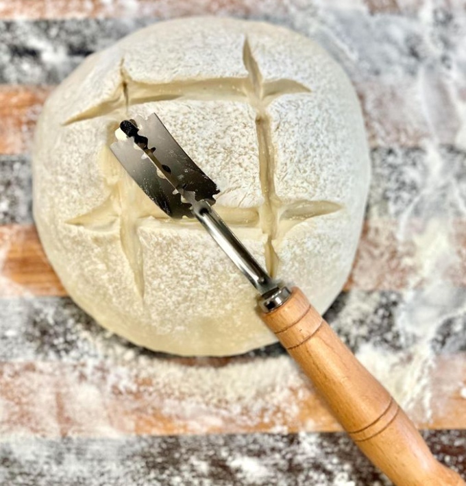 Lame de boulanger avec manche en bois pour grigner le pain