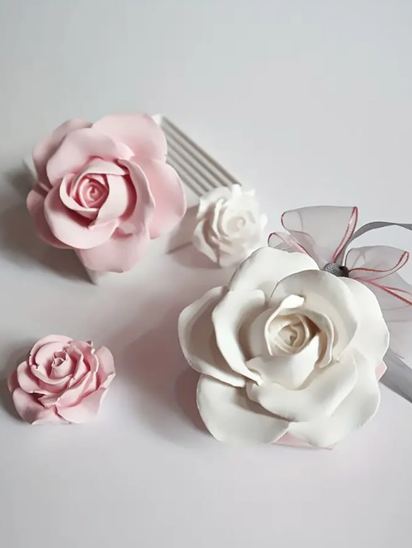 Fleurs en sucre roses et blanches pour décoration de pâtisseries