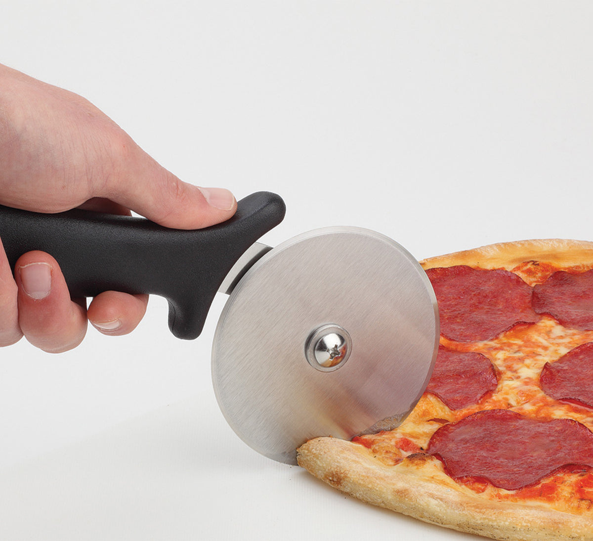 Roulette à pizza en inox découpant une pizza