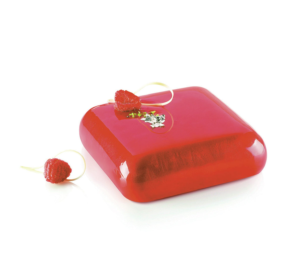 Entremets carré rouge à bords arrondis avec glaçage miroir et framboises