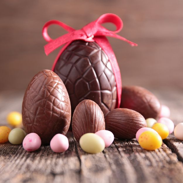 Œufs de Pâques en chocolat noir et au lait décorés de petits œufs colorés