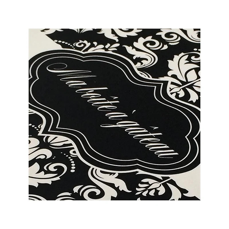 Détail du motif arabesque noir et blanc de la boîte pâtissière Patisdecor avec inscription « Un très beau gâteau »