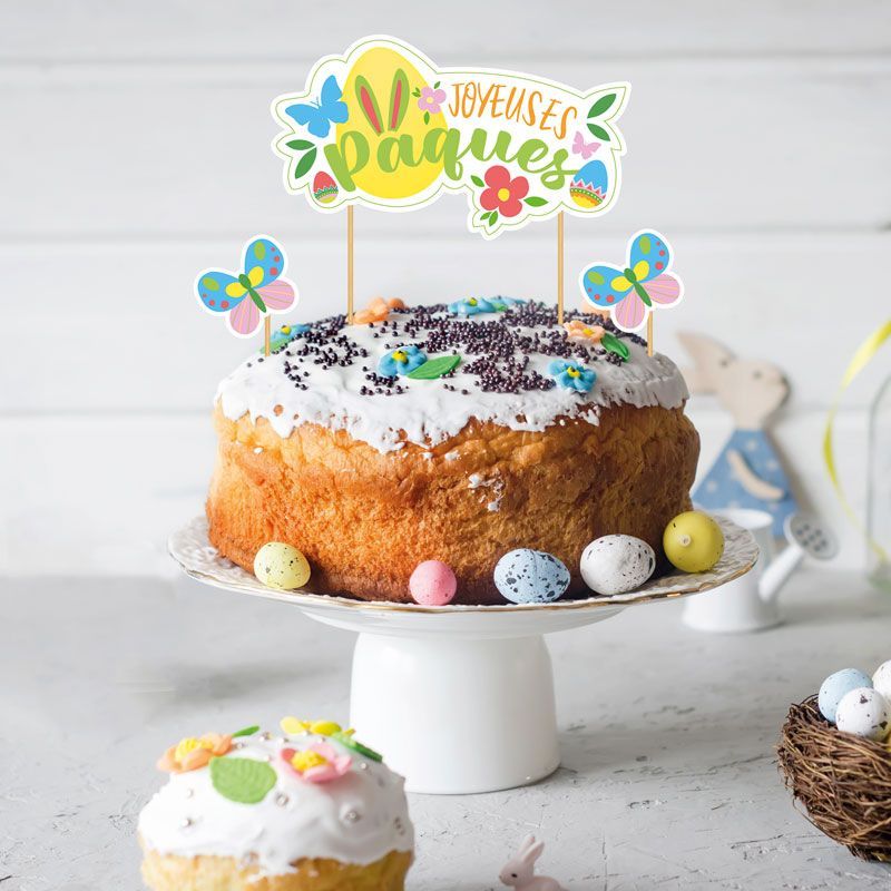 Gâteau de Pâques décoré avec les cake toppers « Joyeuses Pâques » et papillons