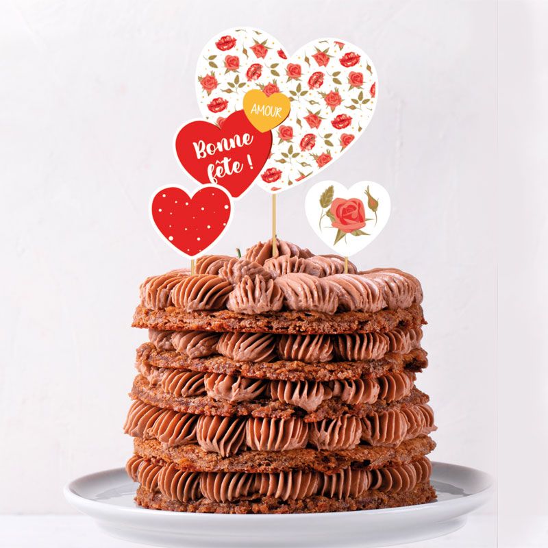 Cake toppers romantiques « Bonne fête » sur gâteau au chocolat