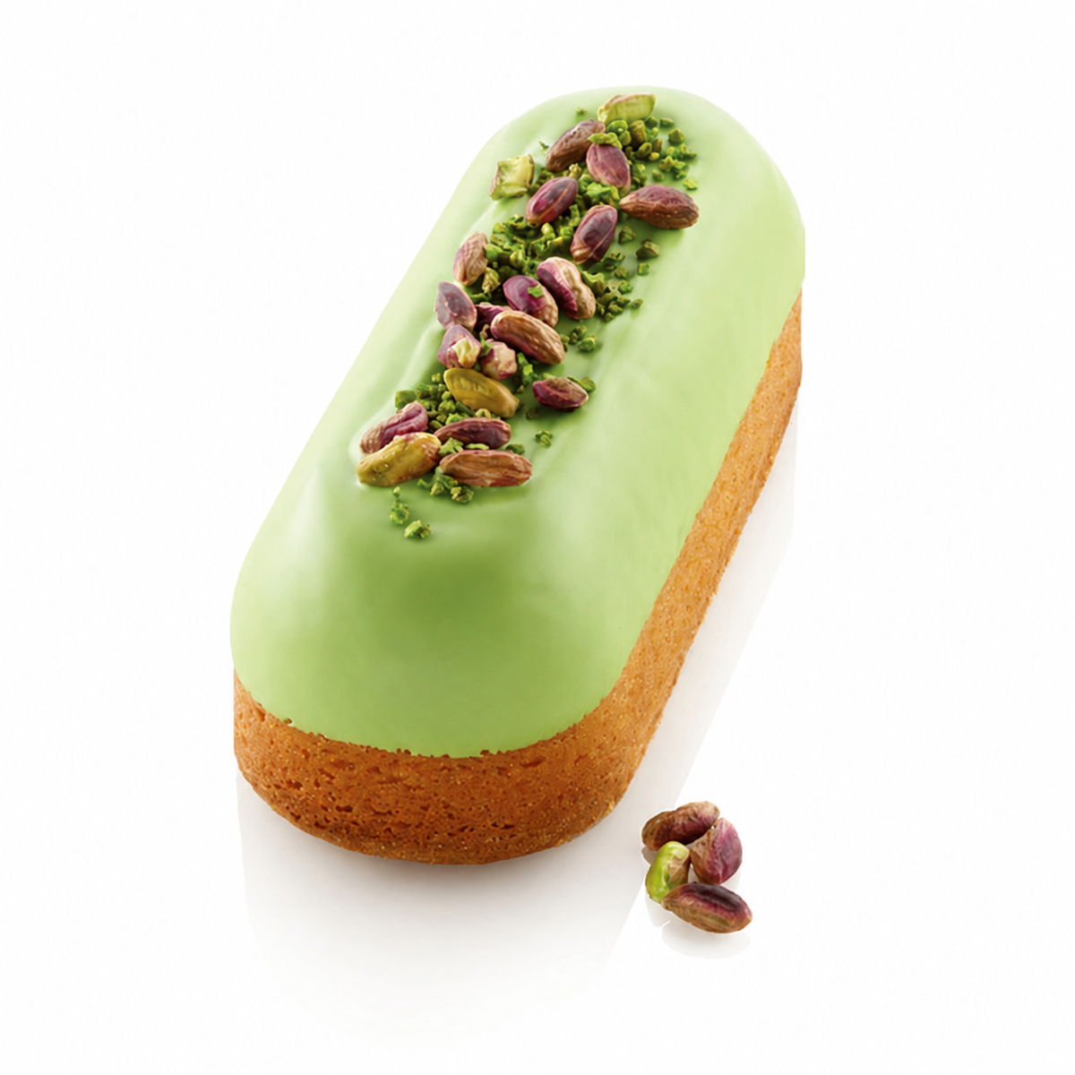 Entremets pistache avec glaçage vert et pistaches
