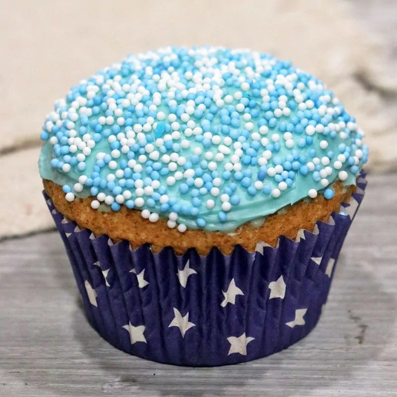 Cupcake décoré de mini-billes bleues et blanches