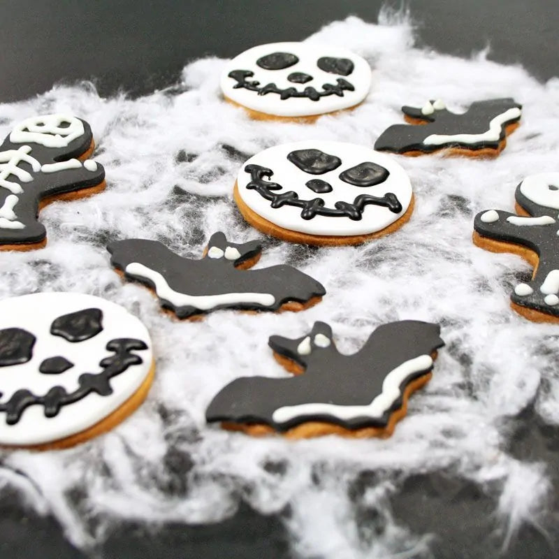 Biscuits Halloween décorés en forme de chauves-souris et têtes de mort