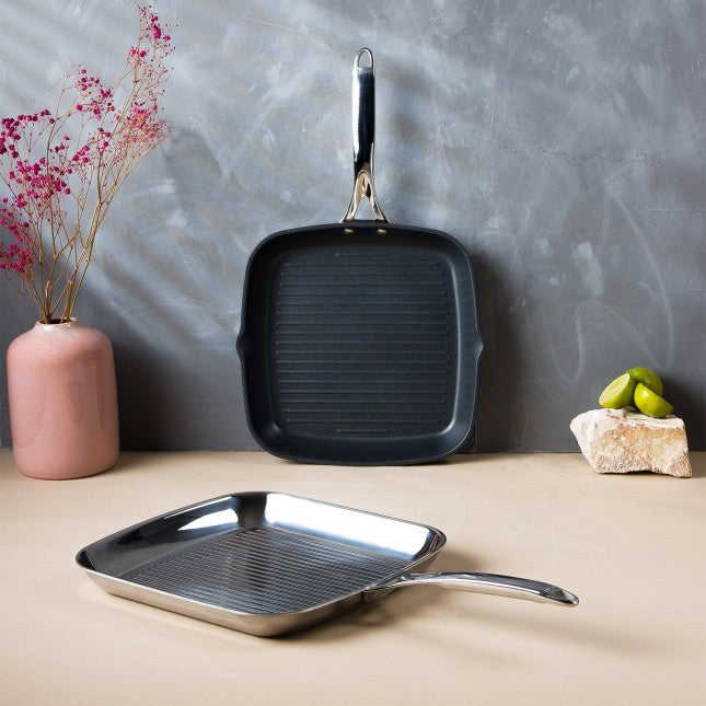 Gril carré en inox Cristel avec surface rainurée, en situation