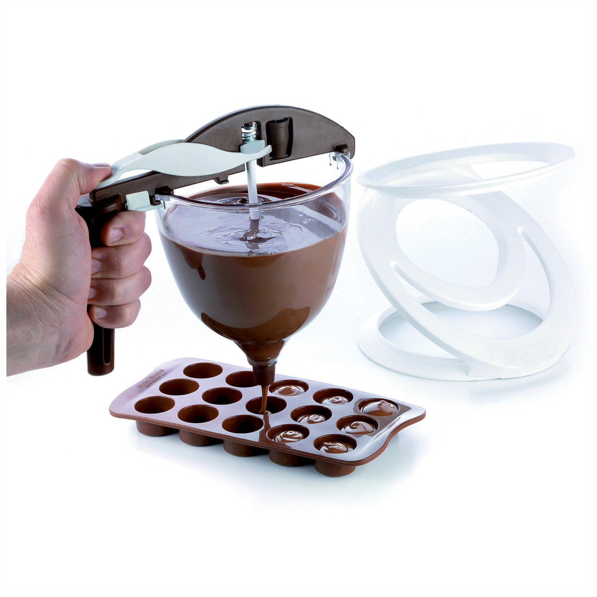 Entonnoir à piston doseur en utilisation – chocolat