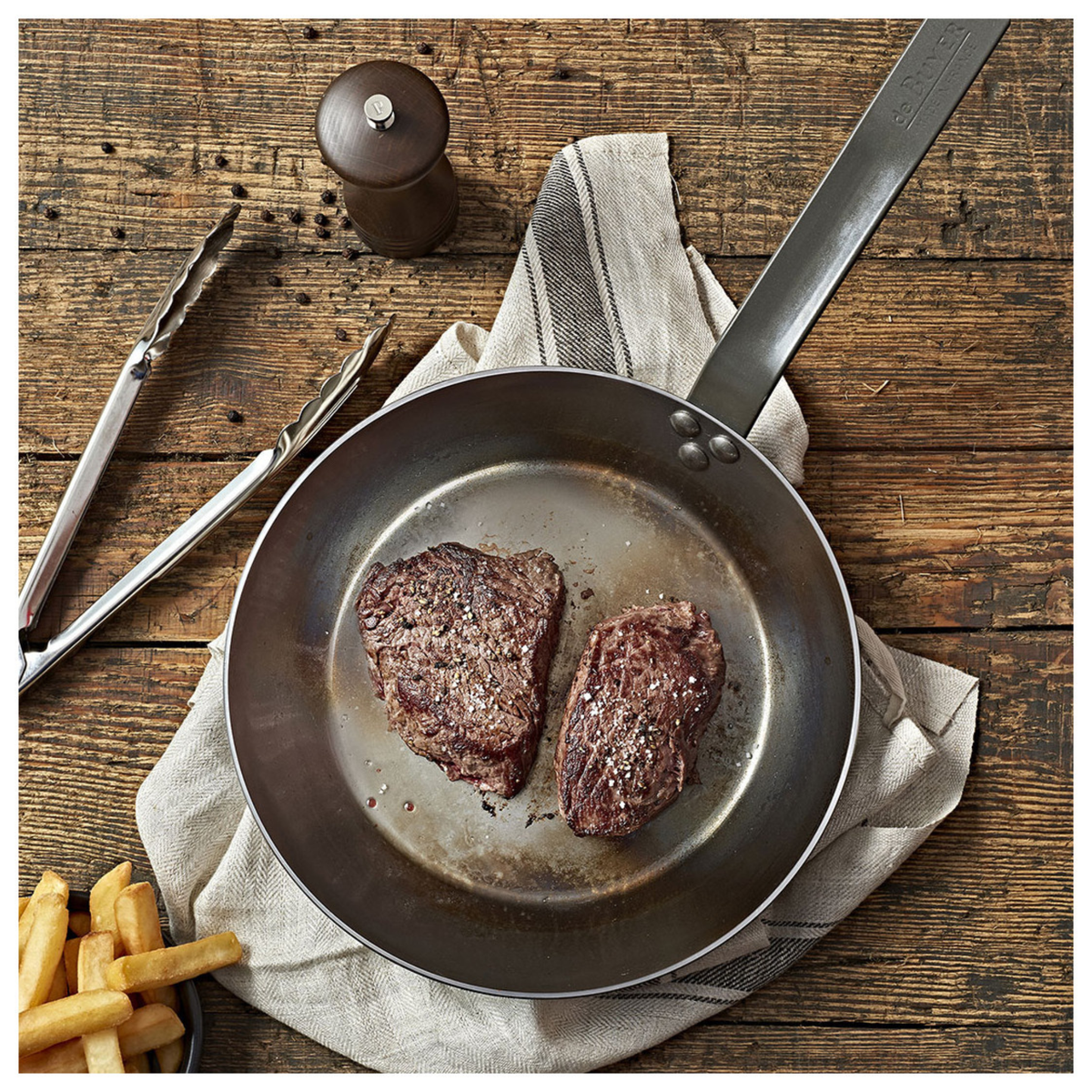 Poêle De Buyer pour cuisson de steaks – mise en situation