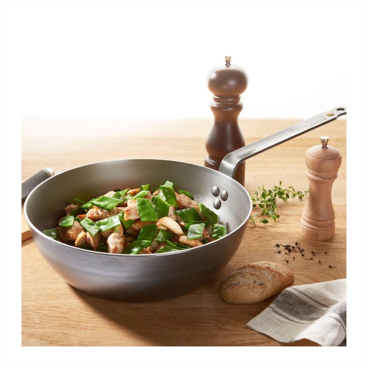 Sauteuse en acier en situation de cuisson