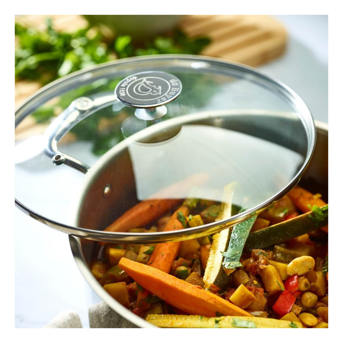 Couvercle en verre sur sauteuse avec légumes