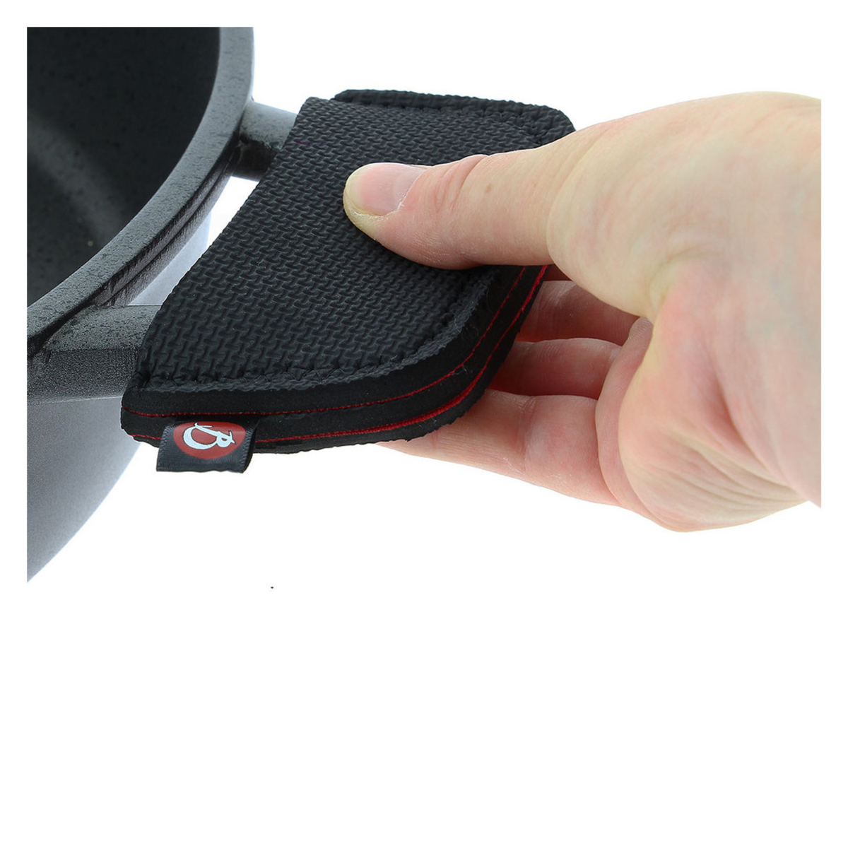 Manique de protection noire et rouge utilisée sur une poignée de casserole