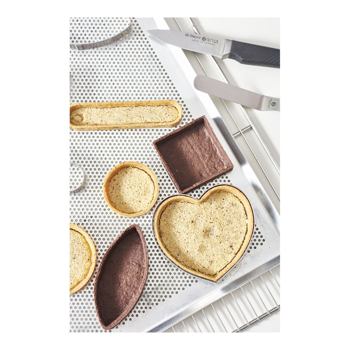Plaque de cuisson perforée en aluminium avec fonds de tartelettes de différentes formes pour pâtisserie

