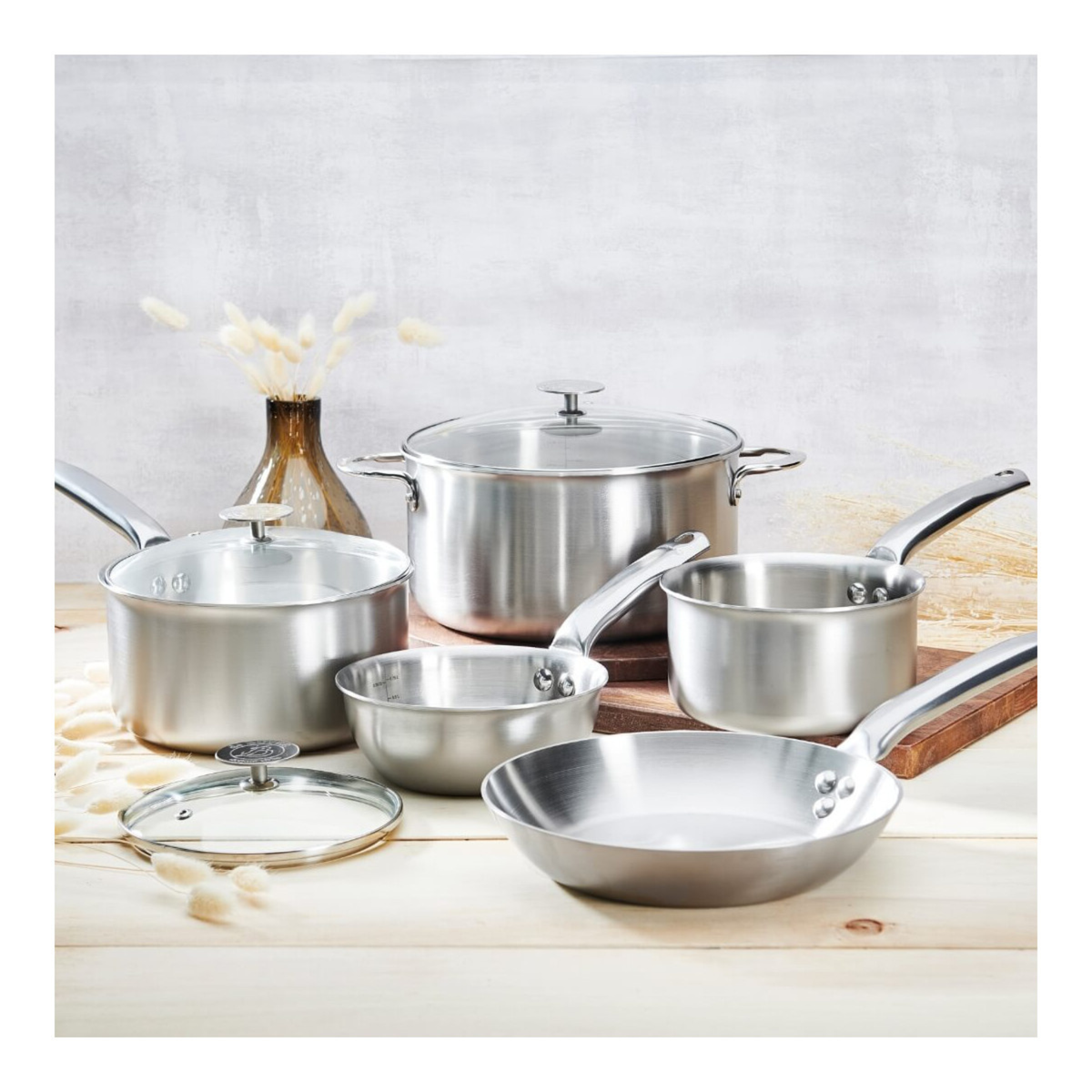 Gamme de casseroles et poêles en inox De Buyer en situation