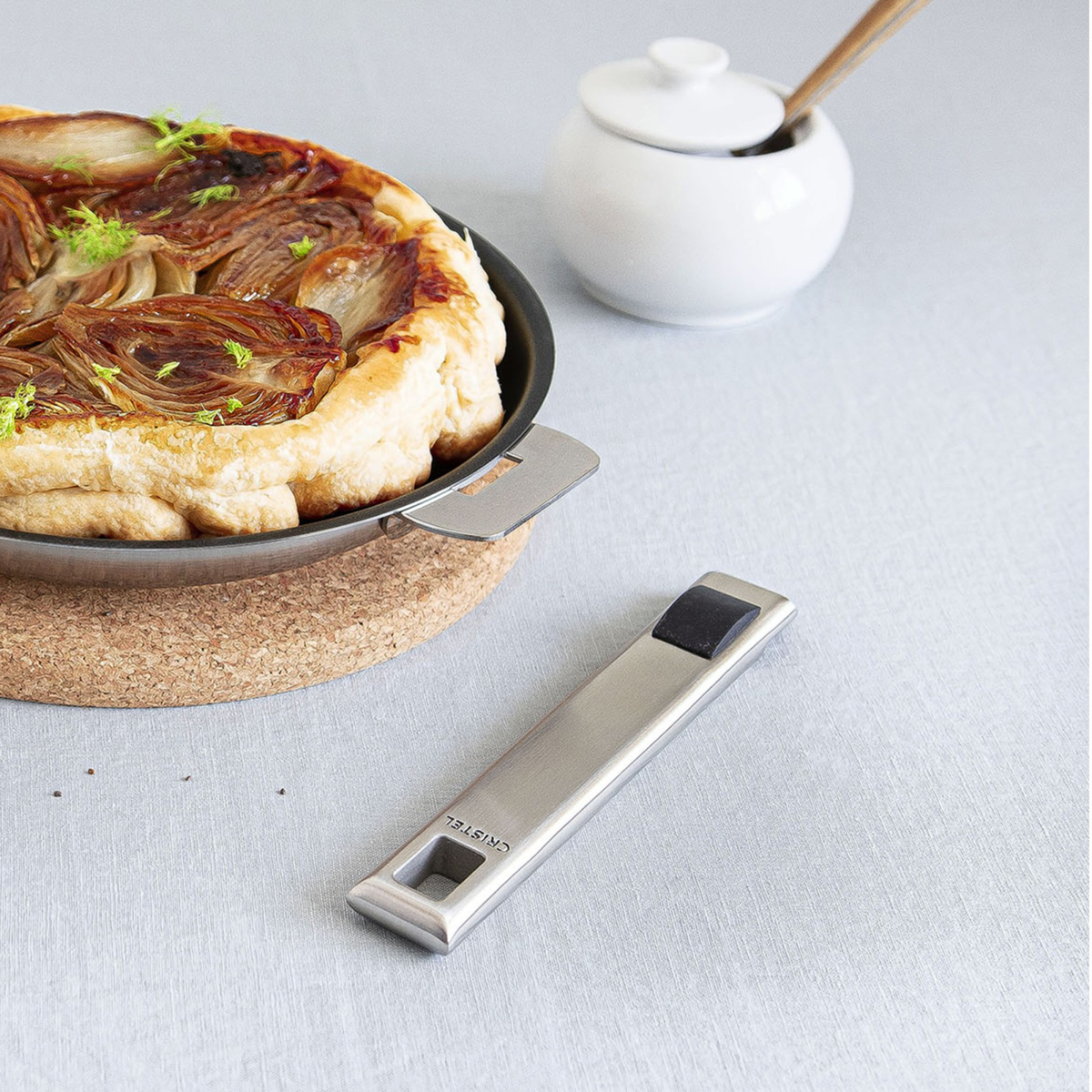 Poignée amovible Cristel avec plat de cuisson et tarte aux oignons