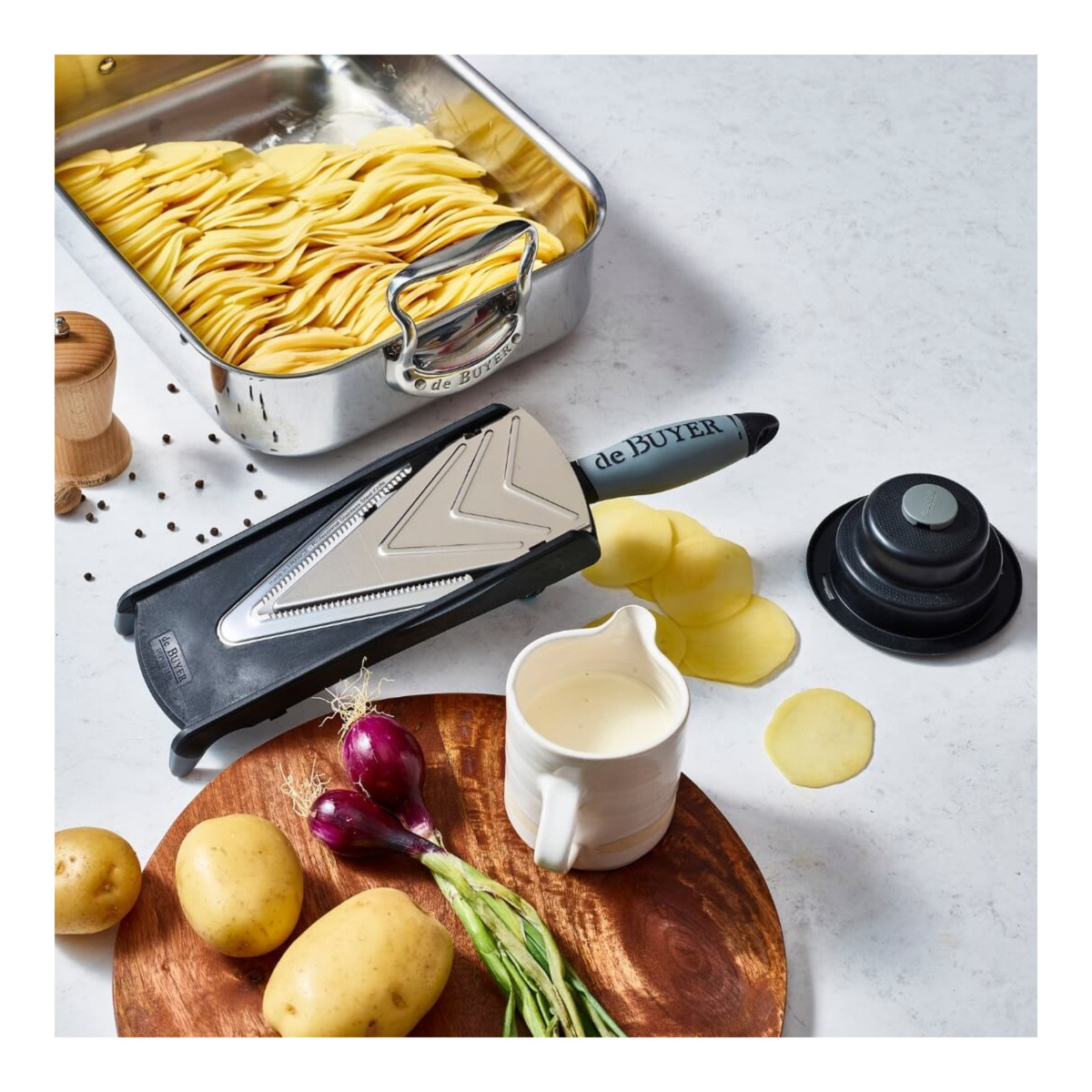 Mandoline Kobra de Buyer avec poussoir de sécurité et fruits découpés