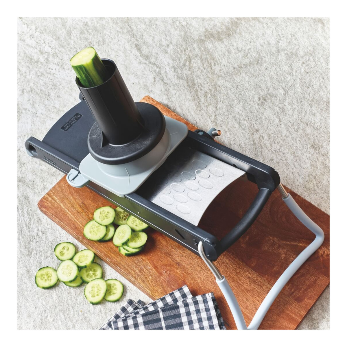 Poussoir pour mandoline en utilisation avec concombre