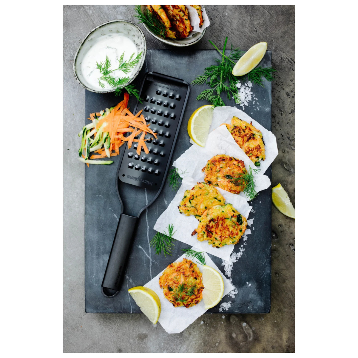 Râpe Microplane Black Sheep utilisée pour râper des légumes