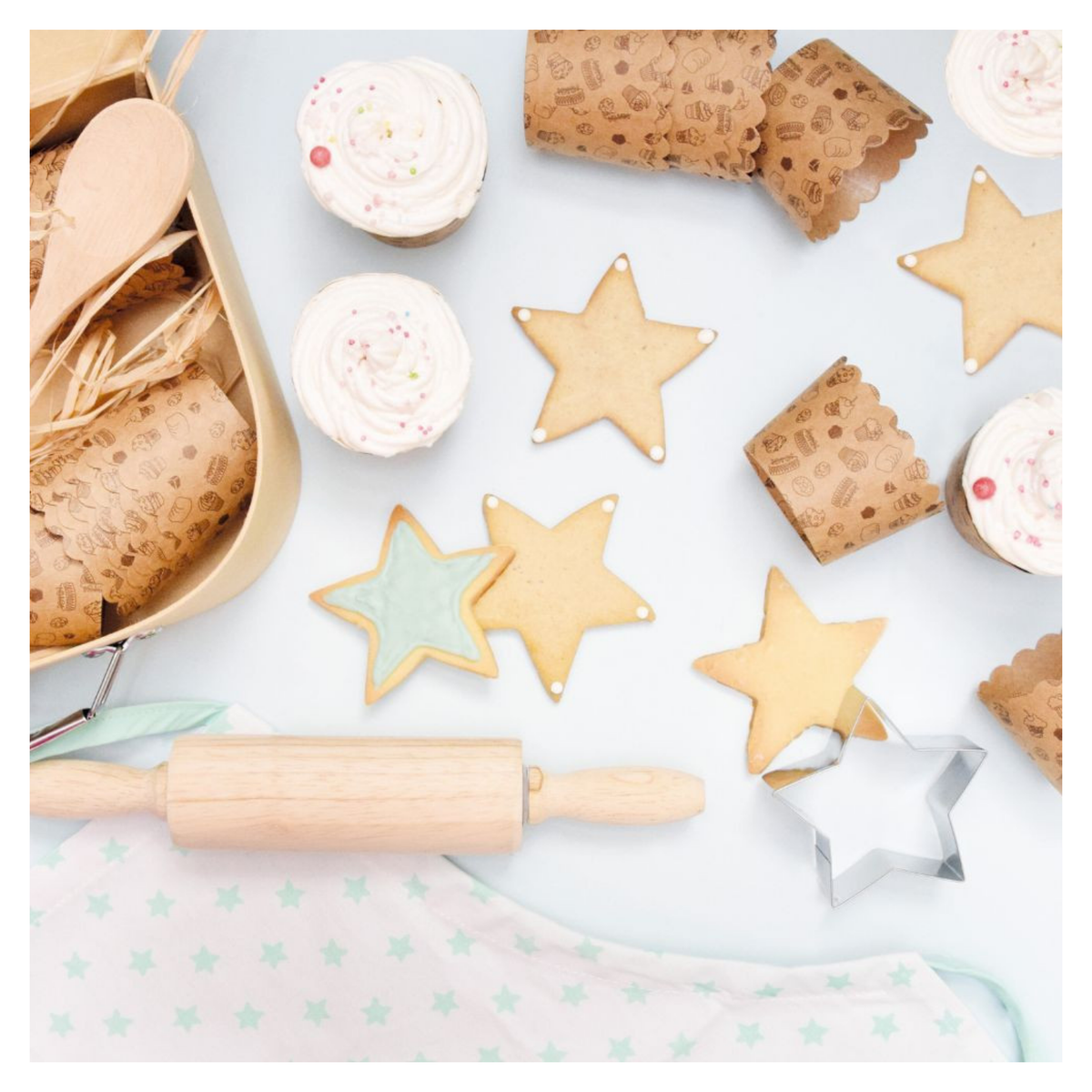 Biscuits étoiles et cupcakes avec accessoires de pâtisserie