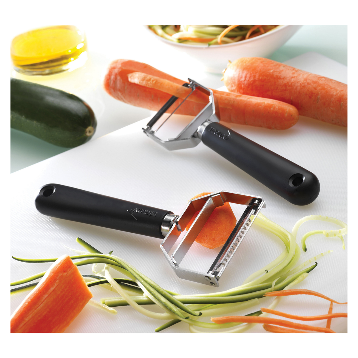 Éplucheur julienne utilisé sur carottes et courgettes