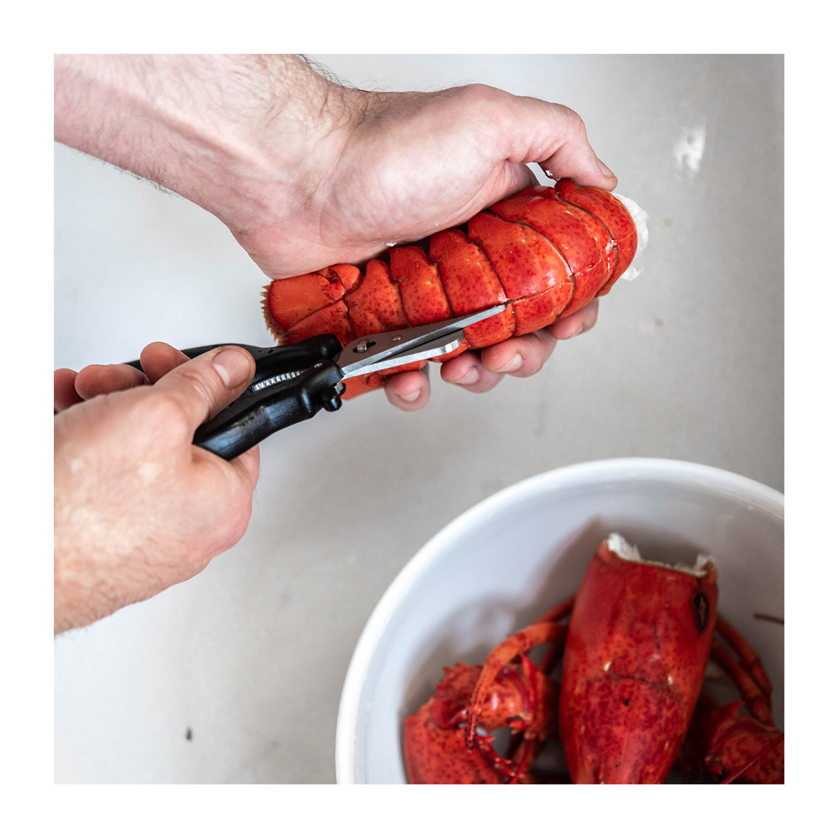 Ciseaux de cuisine multifonctions De Buyer en utilisation