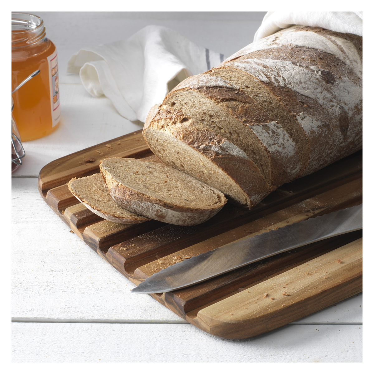 Planche à pain en bois rainurée avec pain tranché