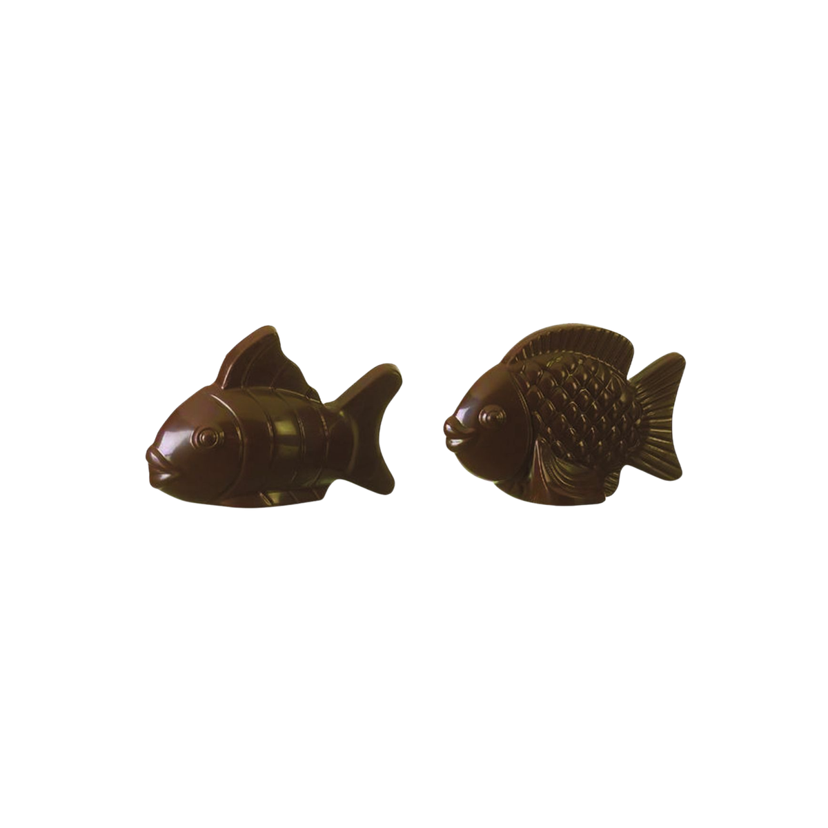 Deux moulages en chocolat en forme de poissons avec détails en relief
