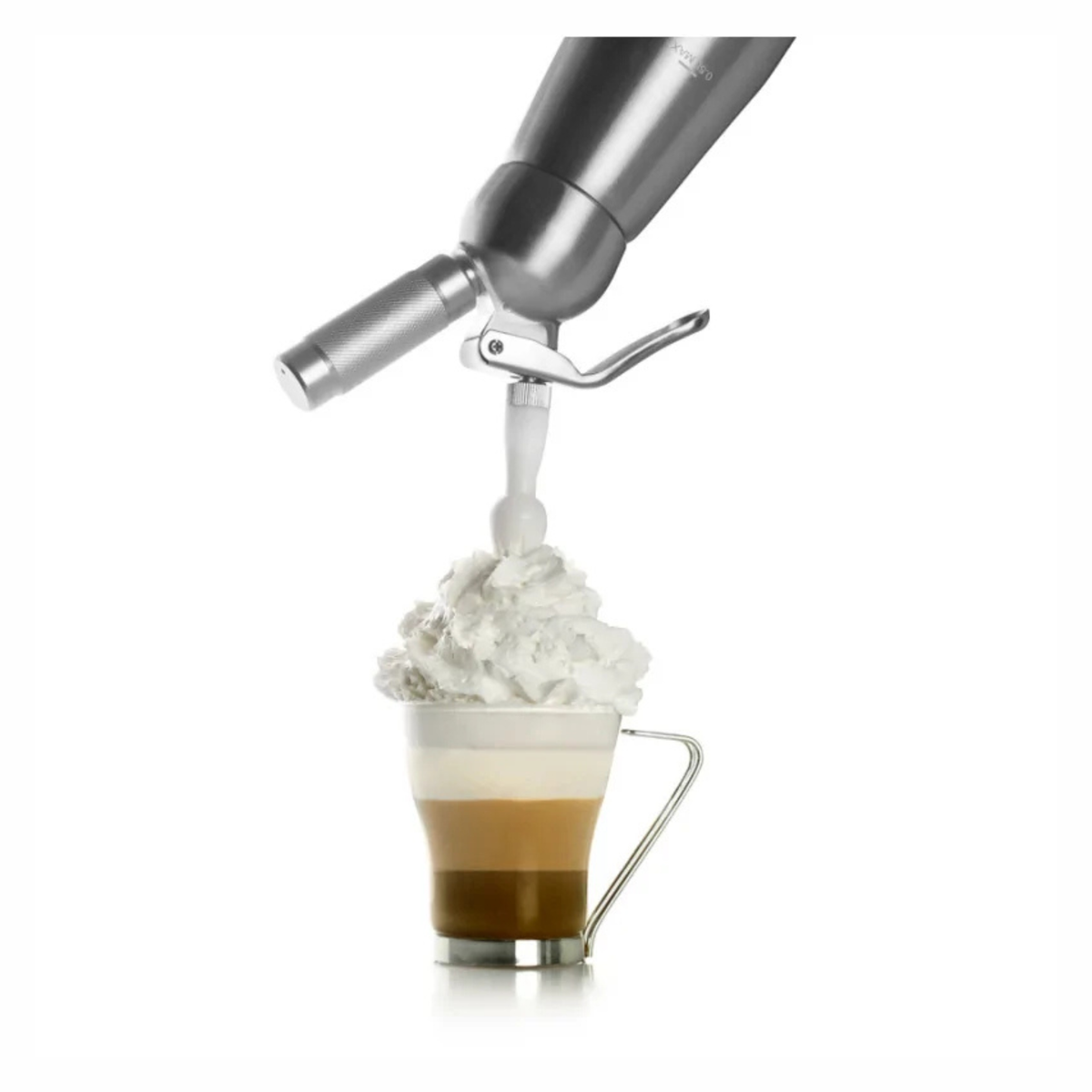 Siphon à crème avec chantilly sur tasse de café