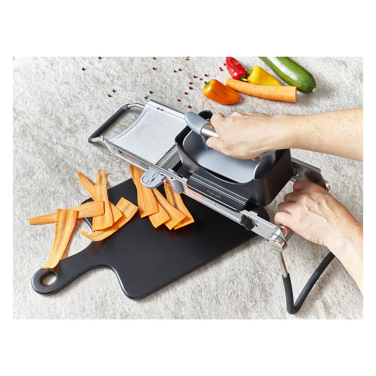 Mandoline en inox utilisée pour découper une carotte