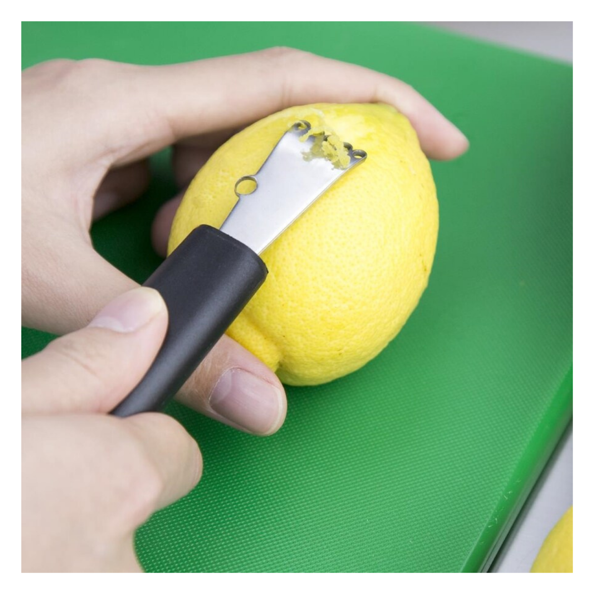 Zesteur prélevant le zeste d’un citron