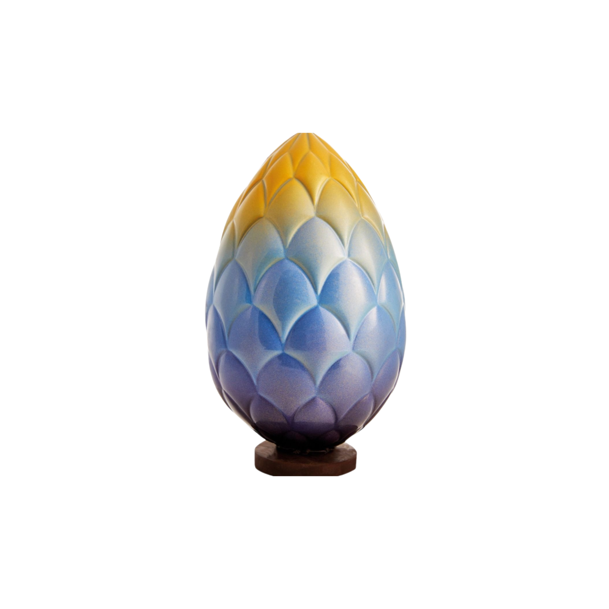 Œuf en chocolat décoré d’écailles en relief