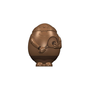 Personnage en chocolat en forme d’œuf tenant une raquette de tennis
