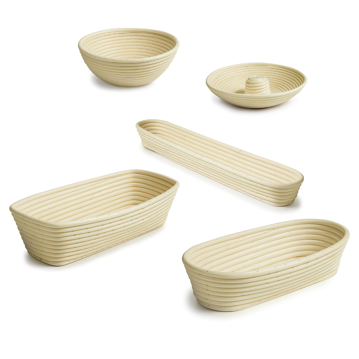 Assortiment de bannetons en rotin de différentes formes pour fermentation du pain