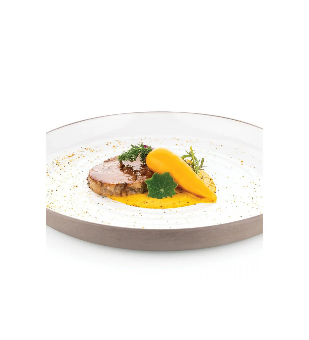 entremet en forme de carotte présentée sur une assiette