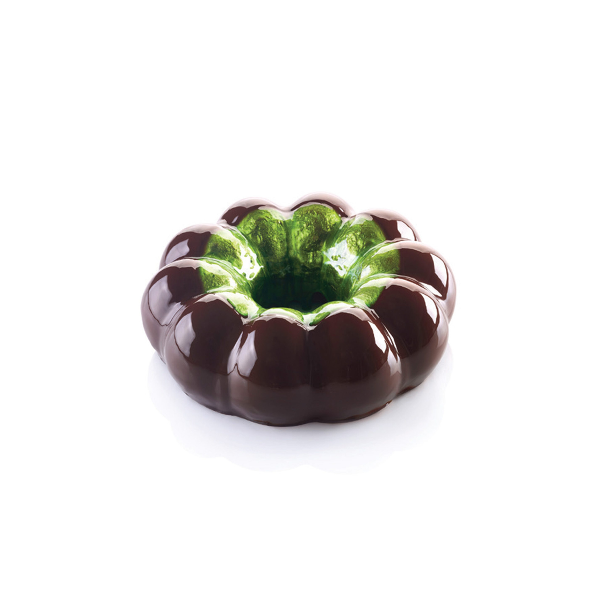 Entremets en forme de couronne cannelée avec glaçage chocolat et vert brillant
