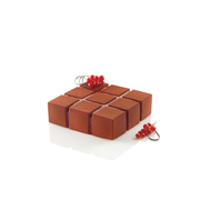 Entremets carré Cubik composé de 9 cubes, finition velours chocolat et groseilles