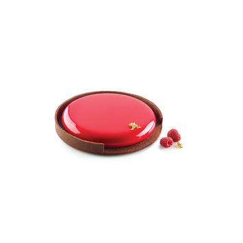 Tarte ronde au chocolat avec entremets rouge brillant et framboises