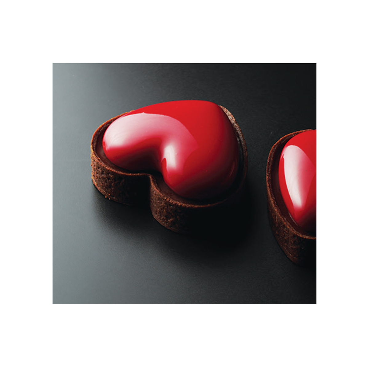 Tartelette individuelle en forme de cœur avec entremets rouge brillant