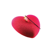 Entremets en forme de cœur rouge effet velours, décoré d’une fraise