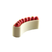 Entremets en forme d’arche décoré de fraises et sphères rouges