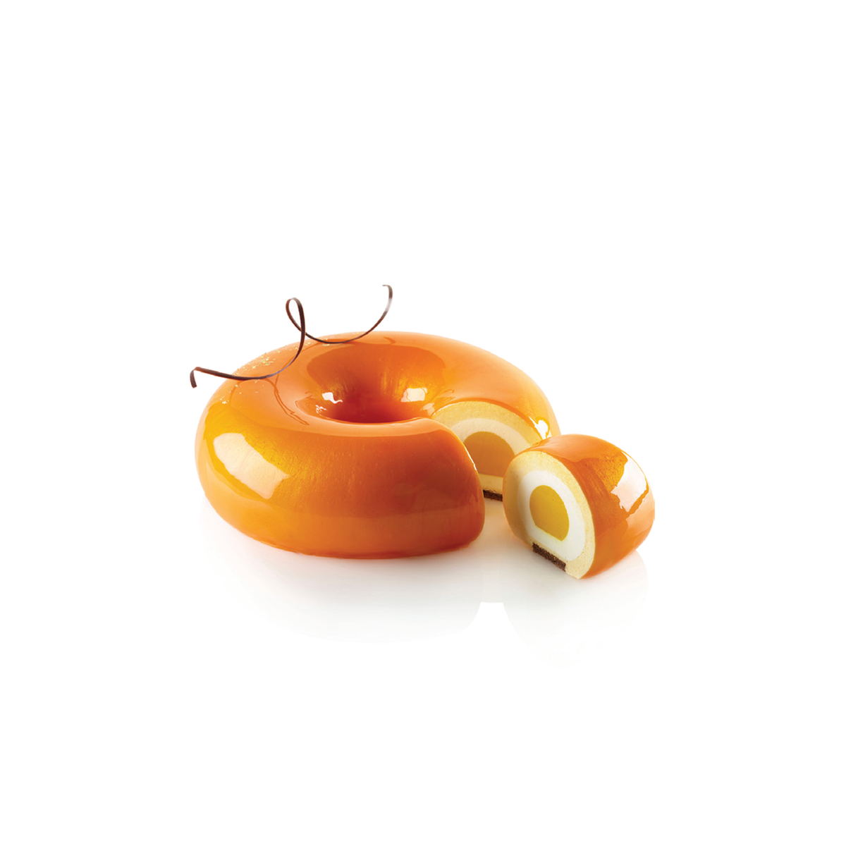 Entremets en forme d’anneau avec glaçage orange brillant et découpe intérieure