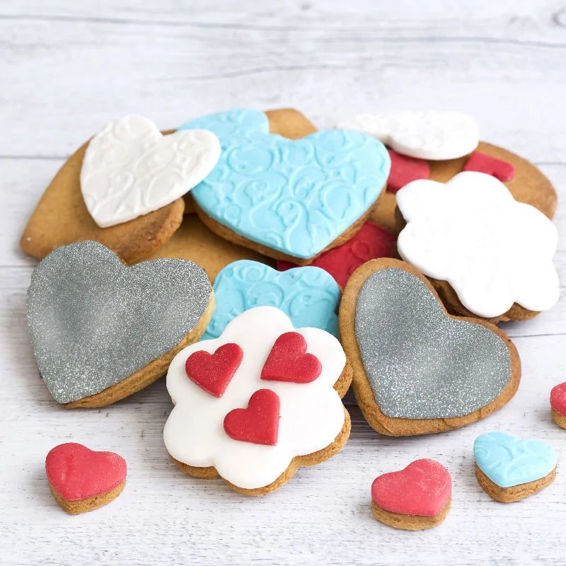Biscuits décorés avec de la peinture alimentaire argentée
