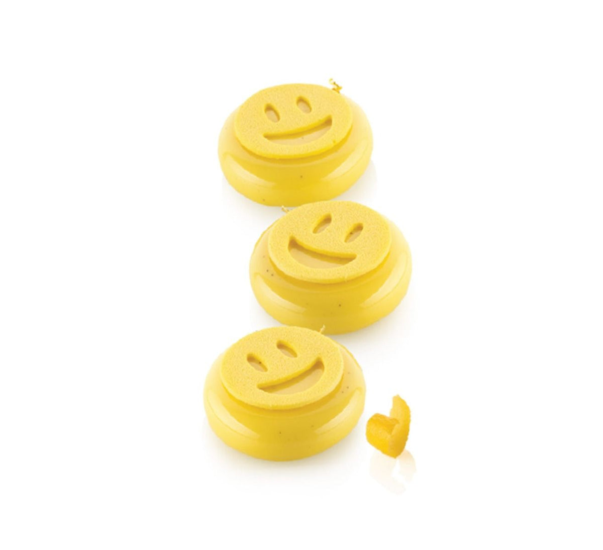 Entremets individuels jaunes décorés d’un visage smiley sur fond blanc
