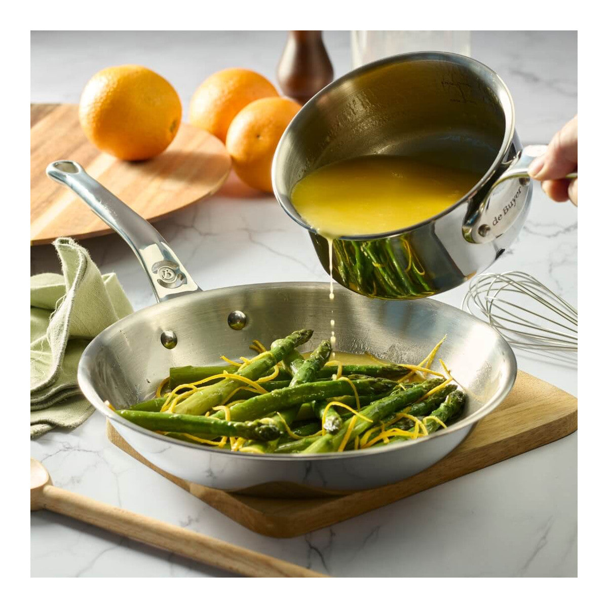 Poêle en inox De Buyer en situation de cuisson