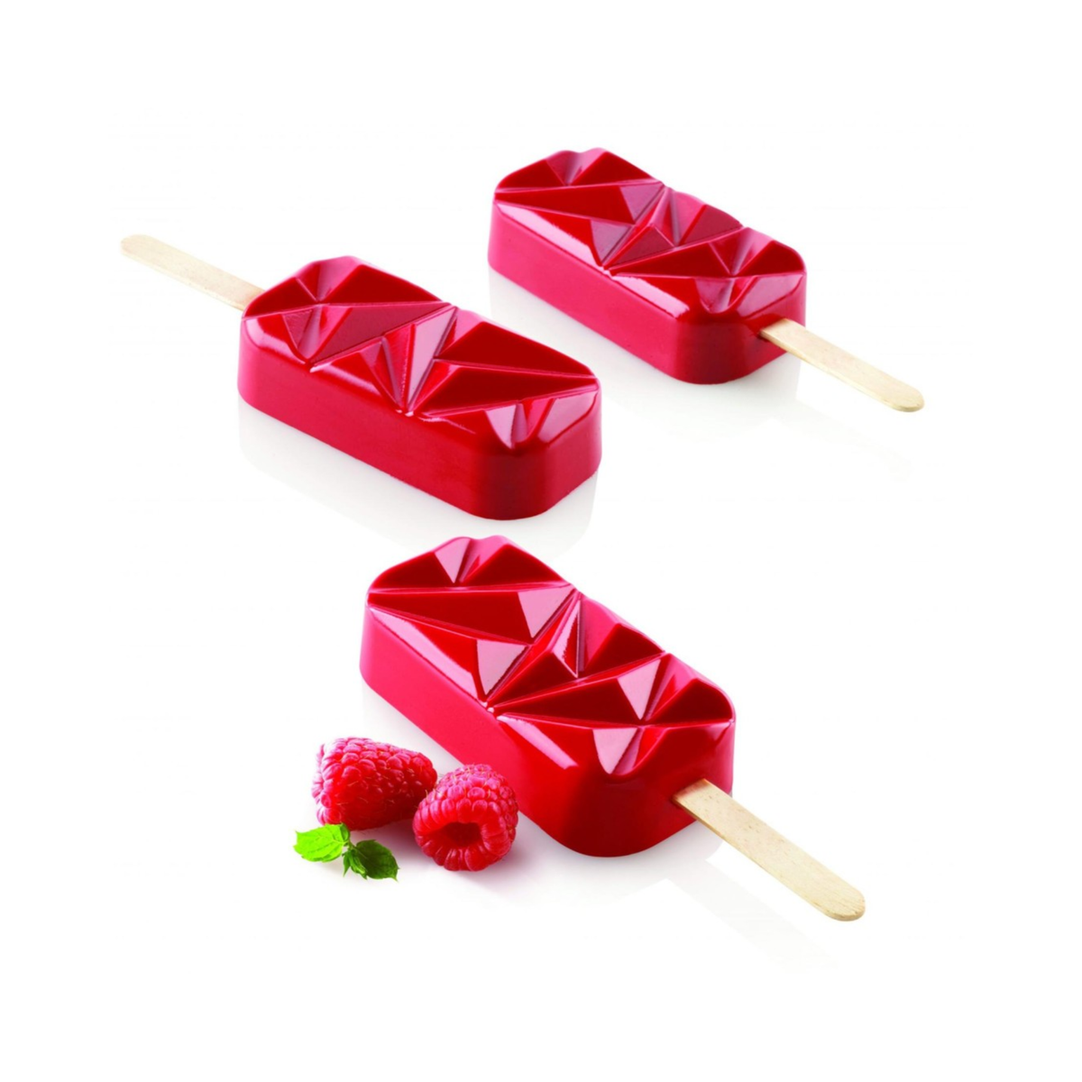Entremets glacés rouges sur bâtonnets avec décor géométrique et framboises